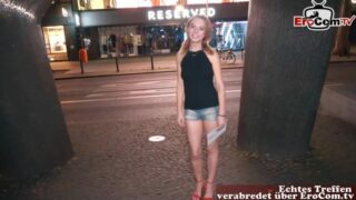 Dünne 24 jährige Touristin zum Sex abgeschleppt